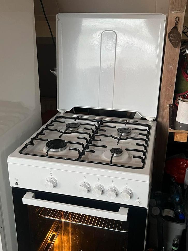 Gasfornuis + Oven - Opknapper (binnen Glas defect), Witgoed en Apparatuur, Fornuizen, Gebruikt, Vrijstaand, Gas, 4 kookzones, 85 tot 90 cm