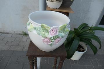 Mooie grote vintage brocante bloempot met bloemdecor. beschikbaar voor biedingen