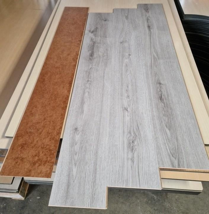 Circa 25 m2 gebruikte laminaat grijze kleur., Huis en Inrichting, Stoffering | Vloerbedekking, Ophalen, Tweedehands, Gebruikt