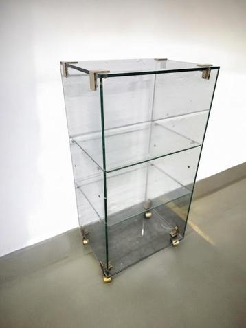 vintage glazen etagere / vitrine / rek op wieltjes beschikbaar voor biedingen