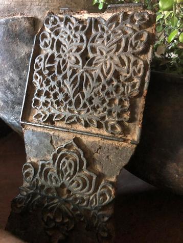 Oude dubble batik stempel India oosters sober sleets imperfe beschikbaar voor biedingen