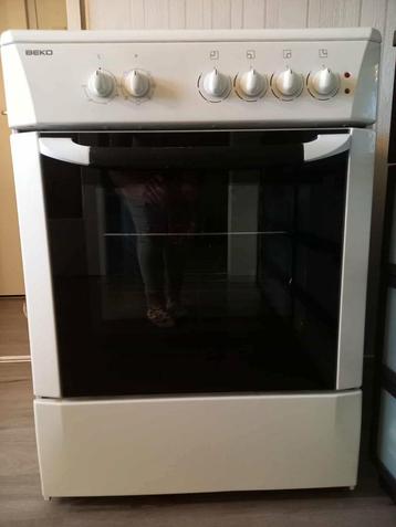 Een mooie keramisch fornuis met perilex stekker € 175euro,-  beschikbaar voor biedingen
