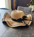 Bruine zonnehoed met zwarte strik. Stevige dames hoed. Nieuw, Ophalen of Verzenden, Nieuw, One size fits all