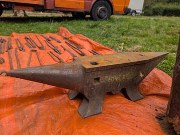 Middelgroot aambeeld (80 kg) beschikbaar voor biedingen