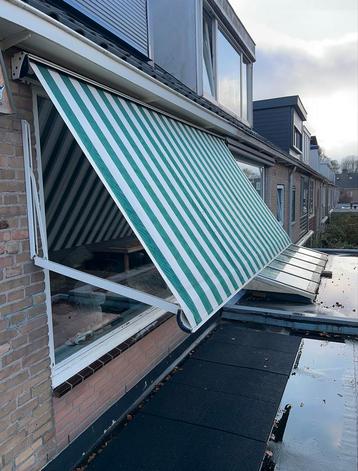 Groen-wit gestreept uitvalscherm beschikbaar voor biedingen