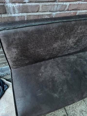 Bank voor bij tafel beschikbaar voor biedingen