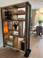 Mangohout vakkenkast met zwart staal omlijsting zijkant, Ophalen, Met plank(en), Gebruikt, 100 tot 150 cm