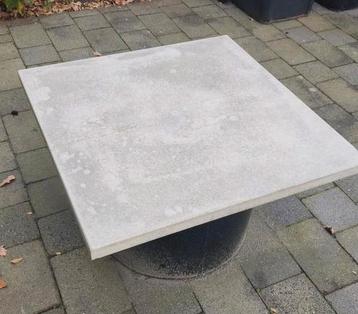 vat met betonbladtafel  (zeer zwaar) beschikbaar voor biedingen
