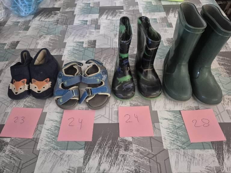 Jongens - pantoffels - sandalen - 2x regenlaarsjes, Kinderen en Baby's, Kinderkleding | Schoenen en Sokken, Ophalen, Gebruikt