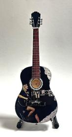 Taylor Swift zittend zwart miniatuur gitaar van hout 25cm