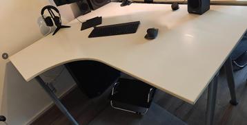 Twee witte Ikea Galant bureaus met één zijstuk in één koop - afbeelding 3