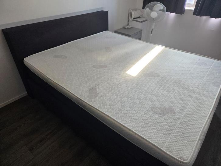 Karlsson Arendal Boxspring Bed+topper, Huis en Inrichting, Slaapkamer | Bedden, Gebruikt, Tweepersoons, 160 cm, 200 cm, Stof, Zwart