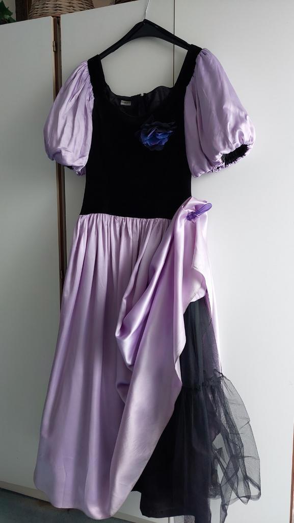 Feestjurk bv carnaval of themafeest, Kleding | Dames, Jurken, Zo goed als nieuw, Maat 38/40 (M), Paars, Onder de knie, Ophalen of Verzenden