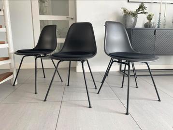 Vitra Eames side stoelen zwart met stoffering dsx beschikbaar voor biedingen