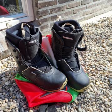 Salomon snowboard softboots mt 43 beschikbaar voor biedingen