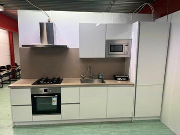 Rechte keuken greeploos hoogglans wit, 330cm incl. 7 app. beschikbaar voor biedingen