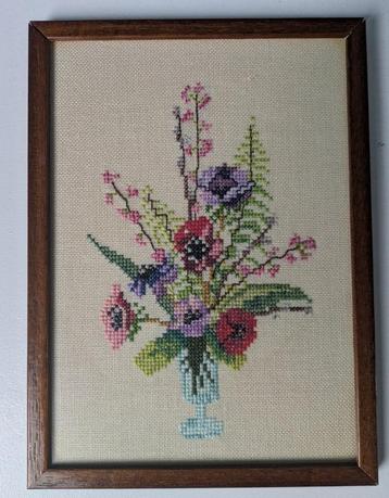 Vintage geborduurd schilderij vaas met bloemen beschikbaar voor biedingen