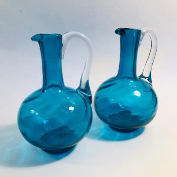 Twee blauwe glazen karafjes, schenkertjes, handgemaakt beschikbaar voor biedingen