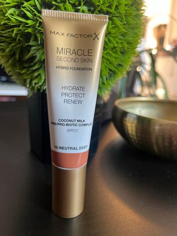 Max Factor Miracle Second Skin Foundation - 12 Neutral Deep beschikbaar voor biedingen