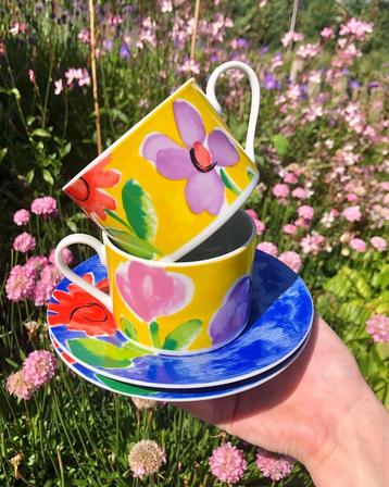 Kop en schotel set met bloemen beschikbaar voor biedingen