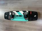 Slingshot Crisis 134 Kiteboard – met voetpads – Demo model, Watersport en Boten, Twintip, Ophalen, Zo goed als nieuw, Kiteboard