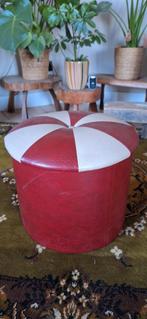 Poef voetenbank skaileer vintage '70 opbergdoos rood wit, Huis en Inrichting, Banken | Voetenbanken en Poefen, Minder dan 50 cm