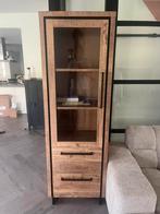 Vitrinekast Sheridan - Mango met verlichting, Huis en Inrichting, Minder dan 50 cm, Nieuw, Ophalen of Verzenden, Glas