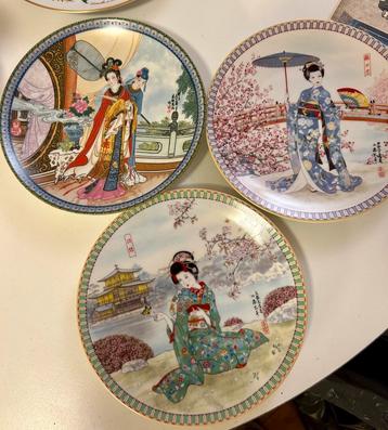 Set van 3 porseleinen borden met Japanse damesfiguren beschikbaar voor biedingen