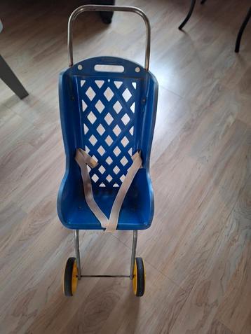 Oud gemerkt  poppenwagen beschikbaar voor biedingen