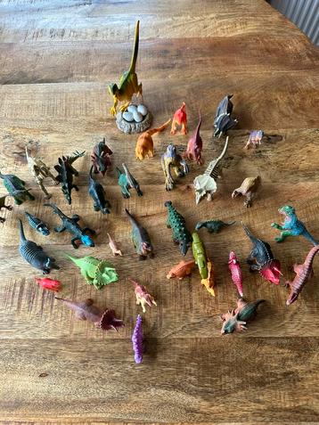 36 verschillende dinosaurussen. beschikbaar voor biedingen