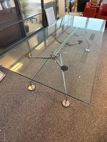 Tecno Nomos glazen tafel beschikbaar voor biedingen