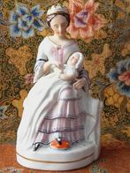 Zeldzaam antiek Engels beeldje van royalty met baby 19,3 cm., Antiek en Kunst, Ophalen of Verzenden