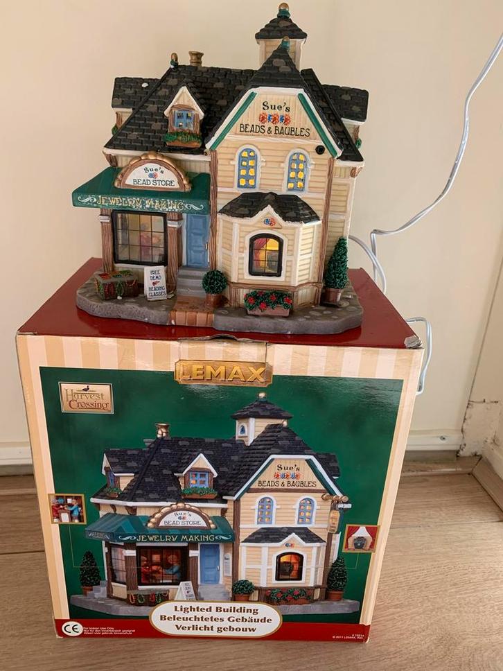 Lemax Harvest Crossing - Sue's Beads & Baubles, Diversen, Kerst, Gebruikt, Ophalen