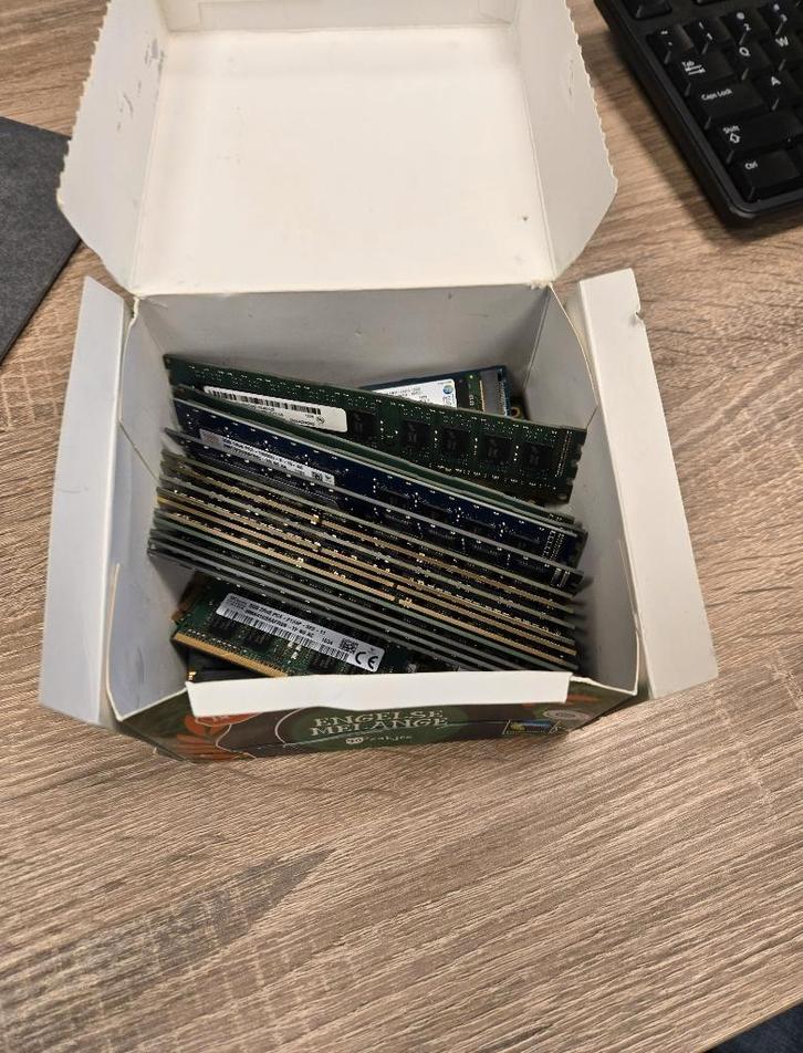 Diverse RAM geheugen / SSD schijven, Computers en Software, RAM geheugen, Gebruikt, Desktop, 2 GB, Overige soorten, Ophalen of Verzenden