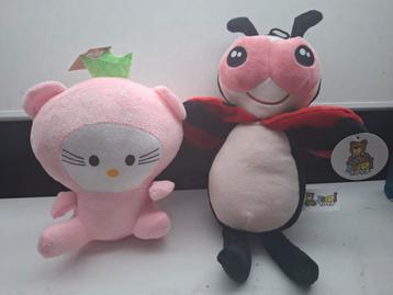 Aardbei Hello Kitty en lieveheersbeestje knuffels. beschikbaar voor biedingen
