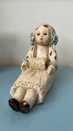 Unica curiosa vintage handgemaakt keramiek zittend popje, Verzamelen, Ophalen of Verzenden, Zo goed als nieuw, Mens