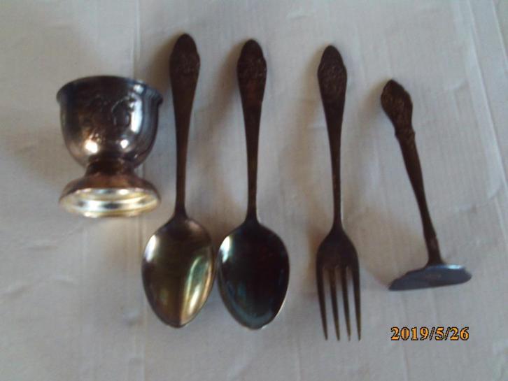 gero sprookjes bestek en kinderbeker/eierdopje verzilverd 90, Huis en Inrichting, Keuken | Bestek, Gebruikt, Rvs of Chroom, Ophalen of Verzenden