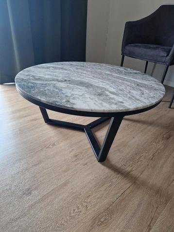 Stijlvolle ronde salontafel met marmeren blad beschikbaar voor biedingen