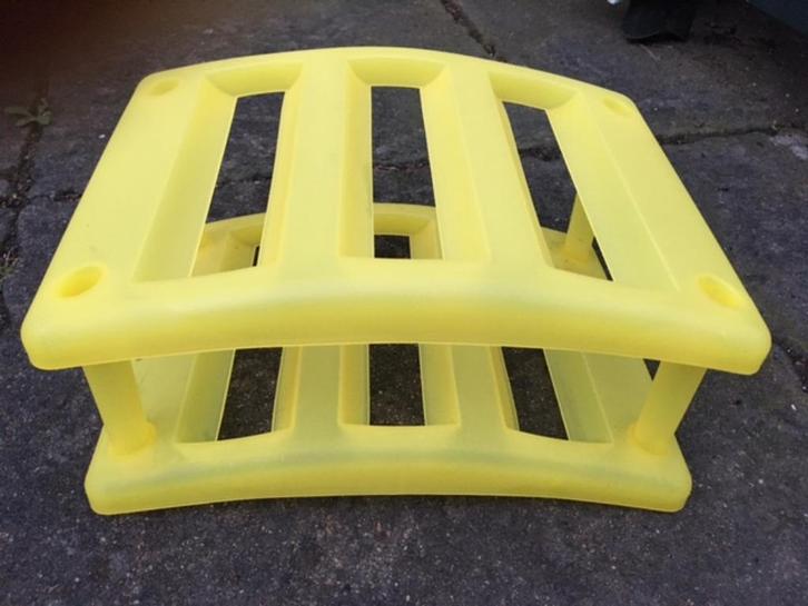 plastic wijnrekken: geel 6 en 9 flessen, wit 9 flessen, Huis en Inrichting, Woonaccessoires | Wijnrekken, Gebruikt, Minder dan 50 cm