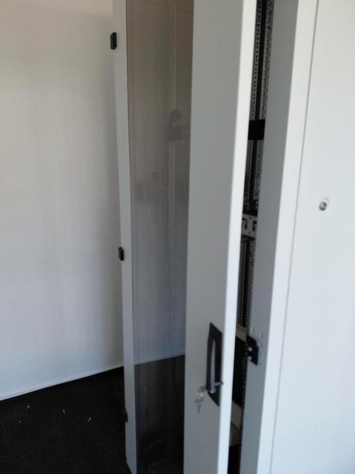 Serverkast met inhoud, Computers en Software, Serverkasten, Gebruikt, Geperforeerd, Plaatstaal, Ophalen of Verzenden