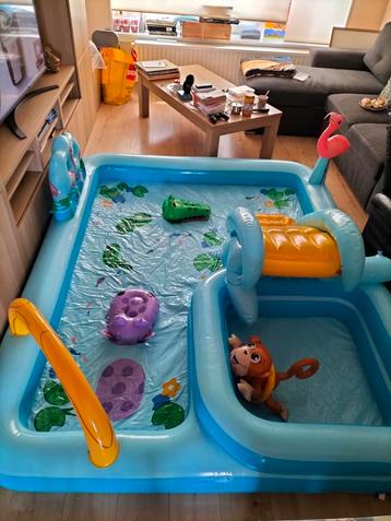 Nieuwe kinderzwembad met glijbaan en speelelementen beschikbaar voor biedingen