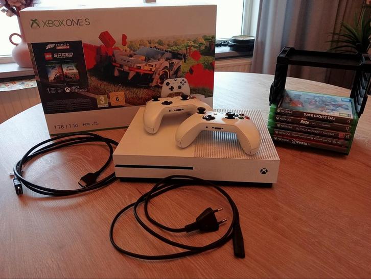 Xbox One S 1TB, Spelcomputers en Games, Spelcomputers | Xbox One, Zo goed als nieuw, 1 TB, Met 2 controllers, Met games, Ophalen of Verzenden