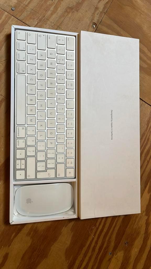 Apple draadloos toetsenbord + magic mouse 2, Computers en Software, Toetsenborden, Zo goed als nieuw, Qwerty, Draadloos, Toetsenbord en muis-set