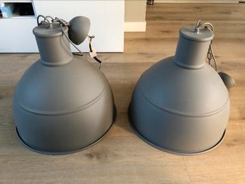 2 grote stalen lampenkappen beschikbaar voor biedingen