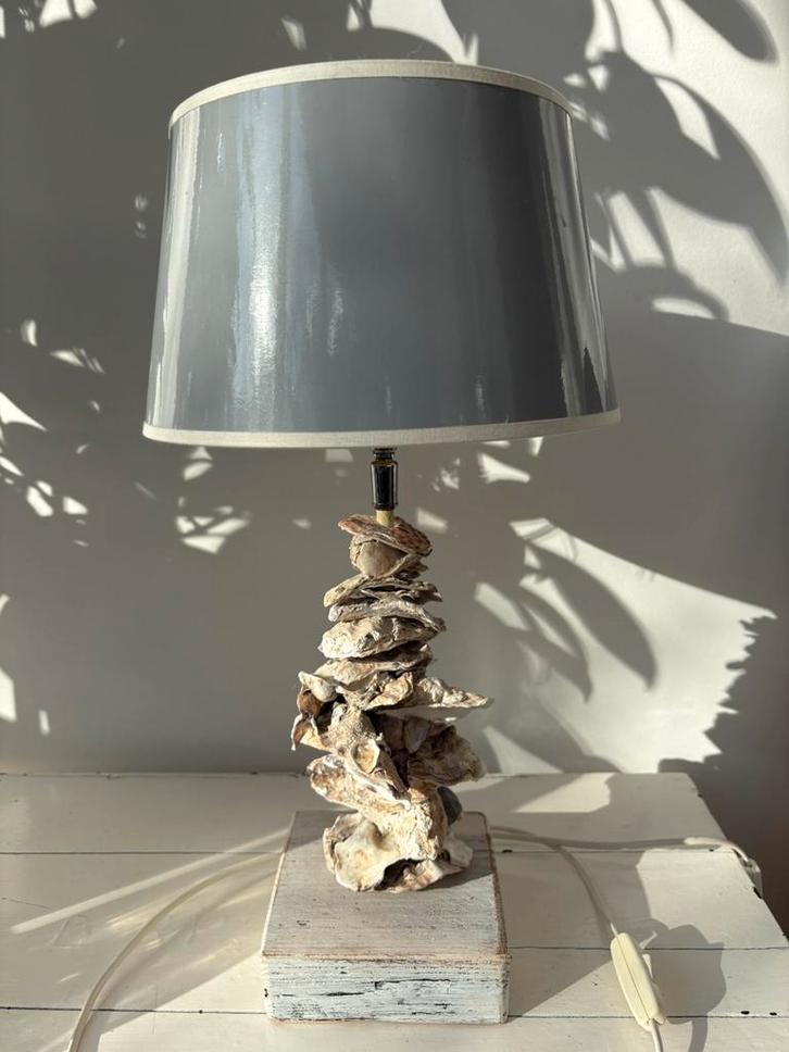 Tafellamp op steigerhout/schelpen, Huis en Inrichting, Lampen | Tafellampen, Zo goed als nieuw, Minder dan 50 cm, Hout, Overige materialen