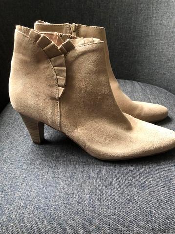Zomerlaarsjes beige suède met hakje maat 41 beschikbaar voor biedingen