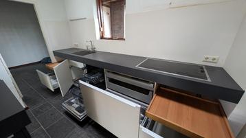 Gratis: oude, maar kwalitatief goede keuken. Zelf demonteren beschikbaar voor biedingen