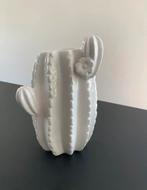 Witte cactusvaas, Wit, Aardewerk of Porselein, Ophalen of Verzenden, Zo goed als nieuw