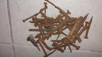 ca 20 antieke smeedijzeren nagels beschikbaar voor biedingen