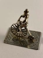 Zilveren miniatuur van fietsende man, Ophalen of Verzenden, Zilver